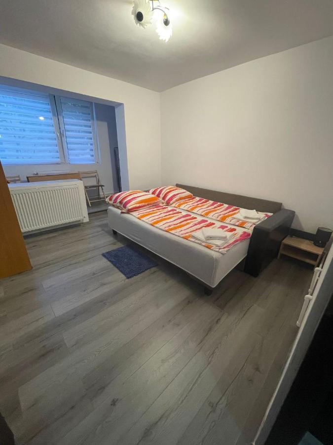 Apartament 1 Hateg Exterior photo
